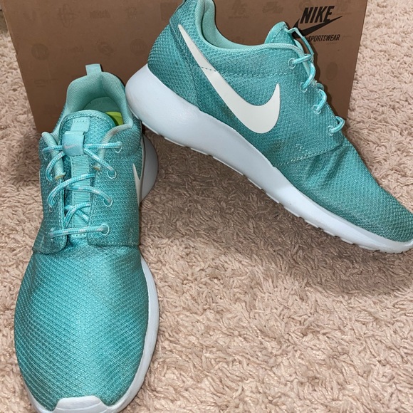 WMNS NIKE ROSHERUN - Picture 2 of 3